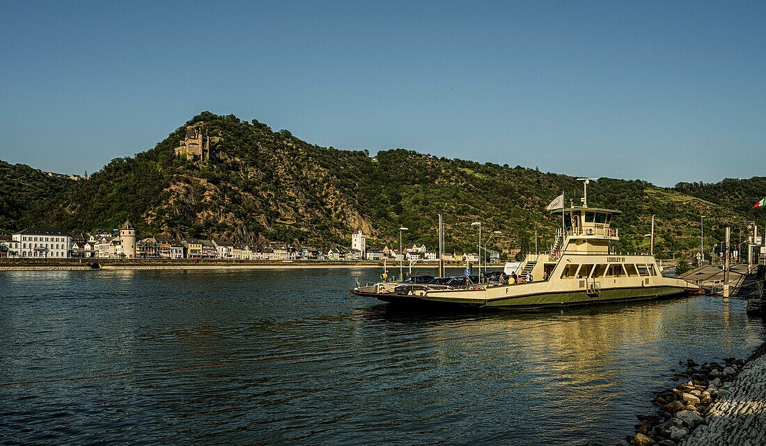 Ferry Loreley on the shore of St. Goar, view to the Rhine promenade from St. Goarshausen and Katz Castle, Upper Middle Rhine Valley, Rhineland-Palatinate, Germany