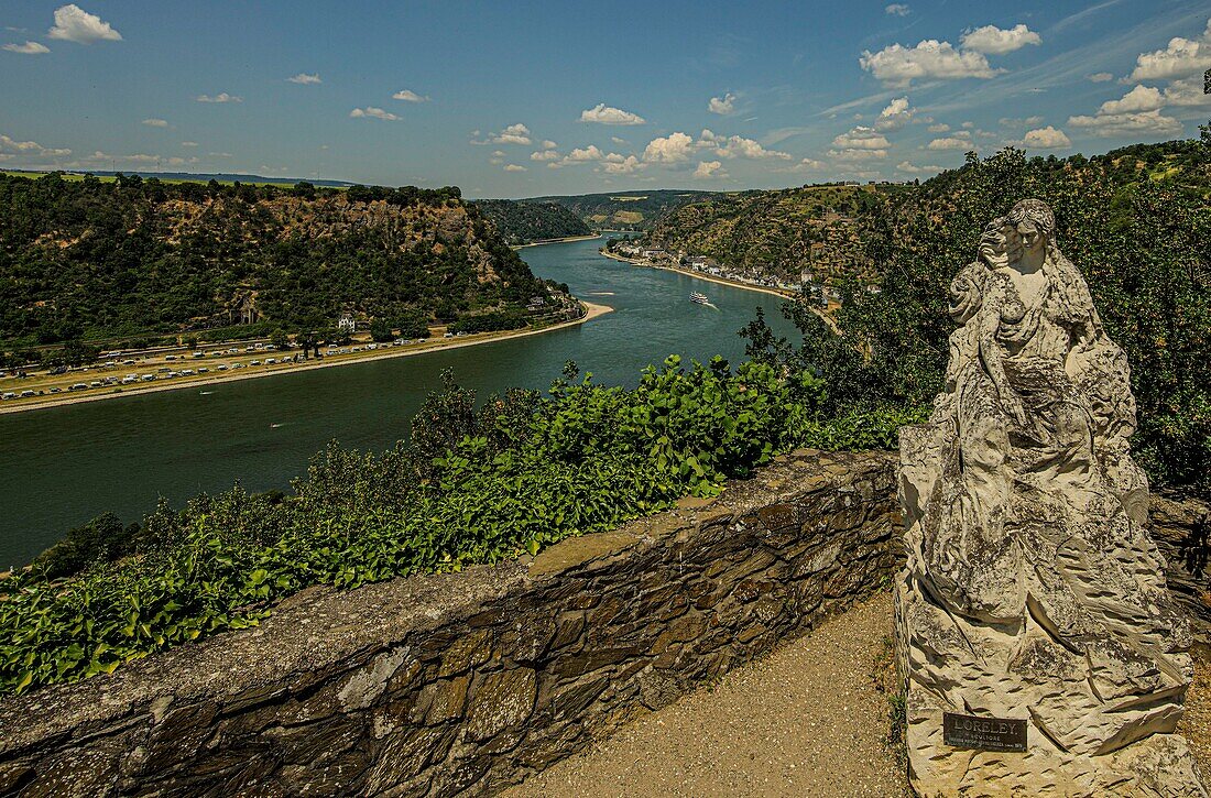 Loreley statue by Mariano Pinton (1979) on the Loreley plateau, view of the Rhine Valley near St. Goarshausen, Upper Middle Rhine Valley, Rhineland-Palatinate, Germany