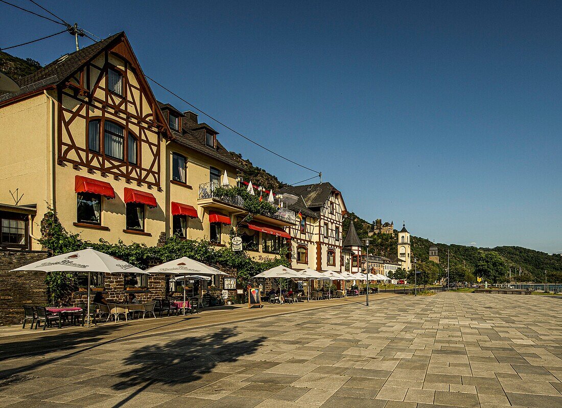 Straßencafes an der Rheinpromenade von St. Goarshausen, im Hintergrund Burg Katz, Oberes Mittelrheintal, Rheinland-Pfalz, Deutschland