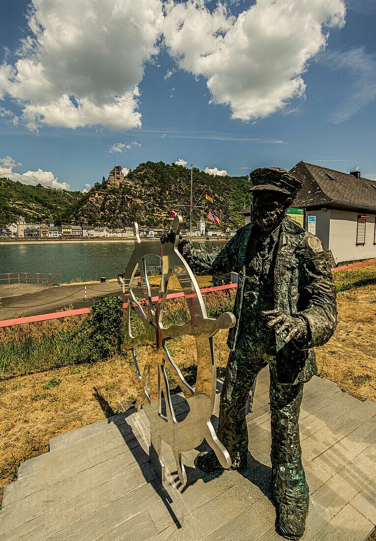 Statue of the helmsman of a ship on the Rhine bank of St. Goar, in the background Katz Castle and St. Goarshausen, Upper Middle Rhine Valley, Rhineland-Palatinate, Germany