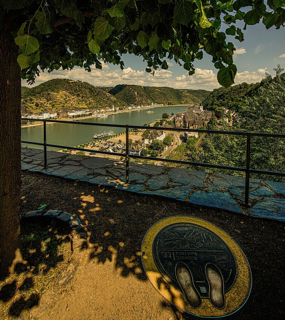 William-Turner-Route mit Votivtafel William Turners, Blick ins  Tal, St. Goarshausen und St. Goar, Oberes Mittelrheintal, Rheinland-Pfalz, Deutschland