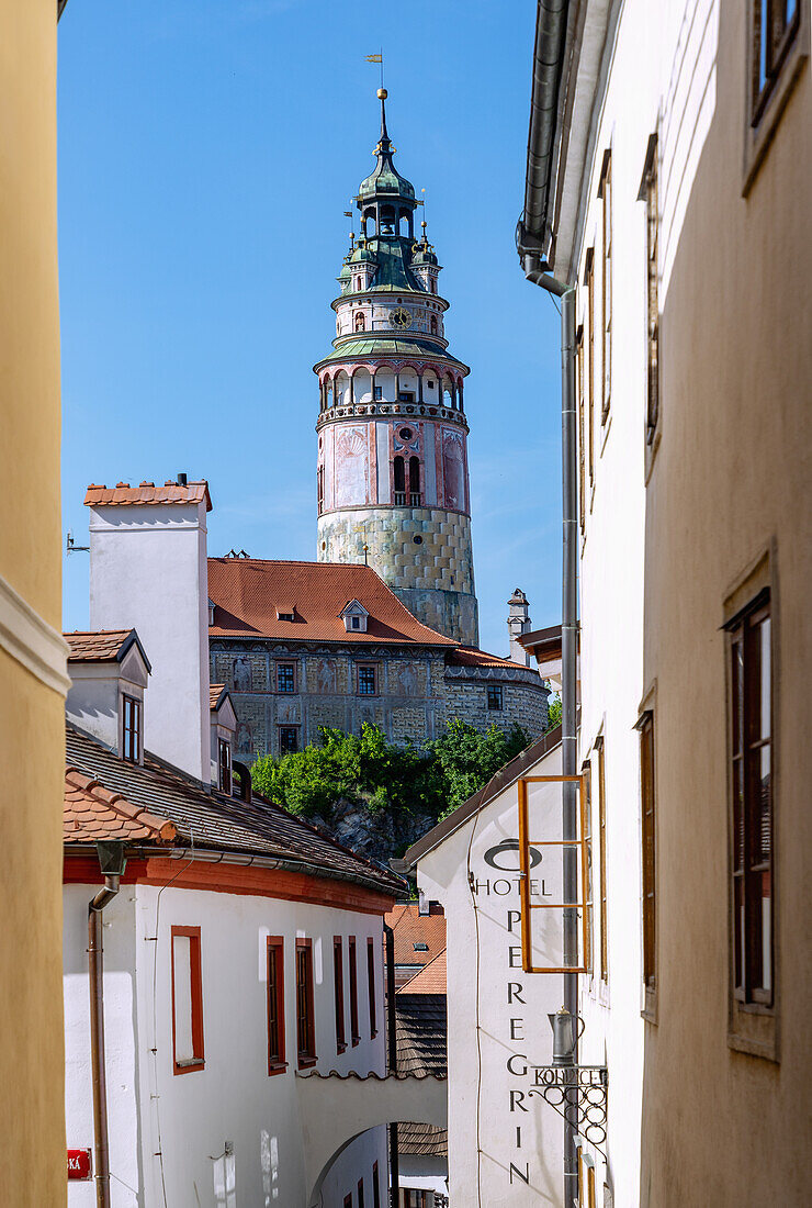 Burg und Schlossturm von der Gasse Masná, Český Krumlov, Südböhmen, Tschechien