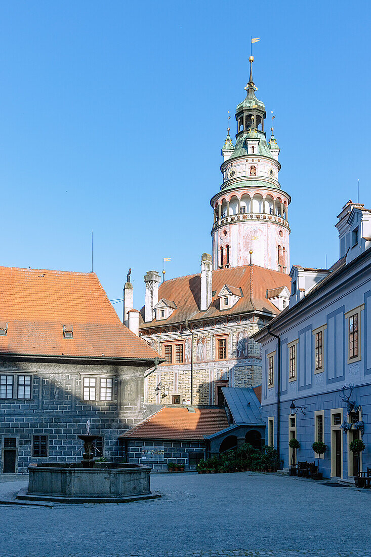 Zweiter Schlosshof und Schlossturm, Český Krumlov, Südböhmen, Tschechien