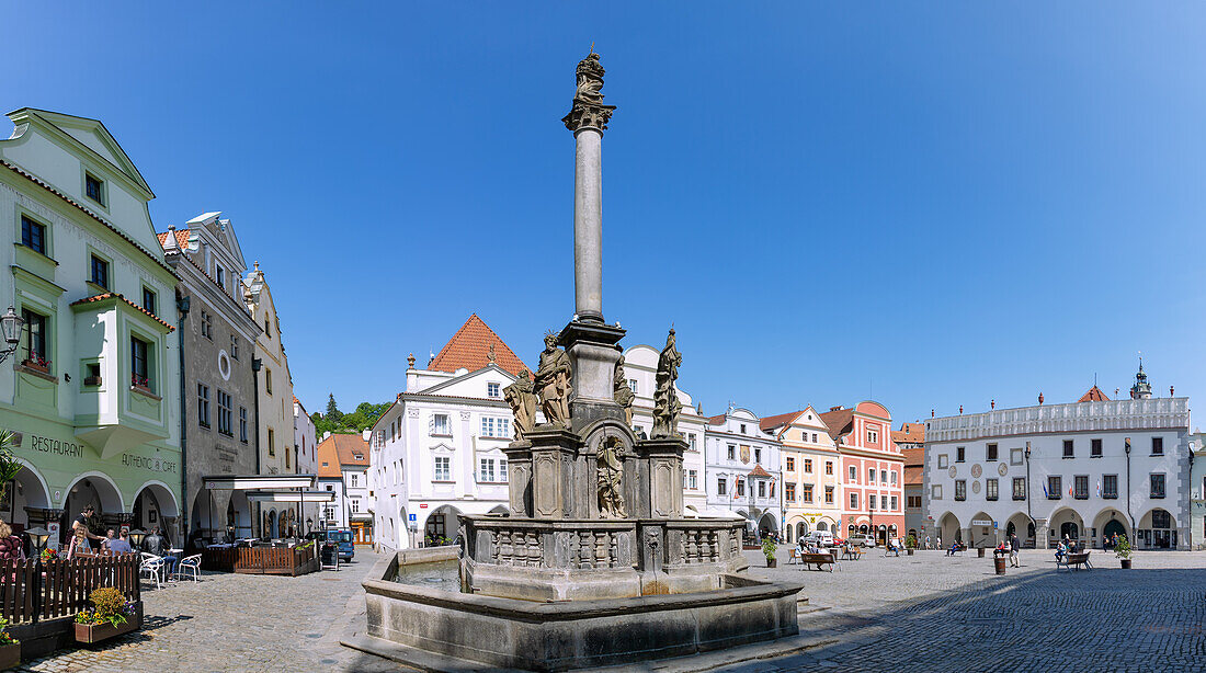 Náměstí Svornosti mit Mariensäule und Rathaus, Český Krumlov, Südböhmen, Tschechien