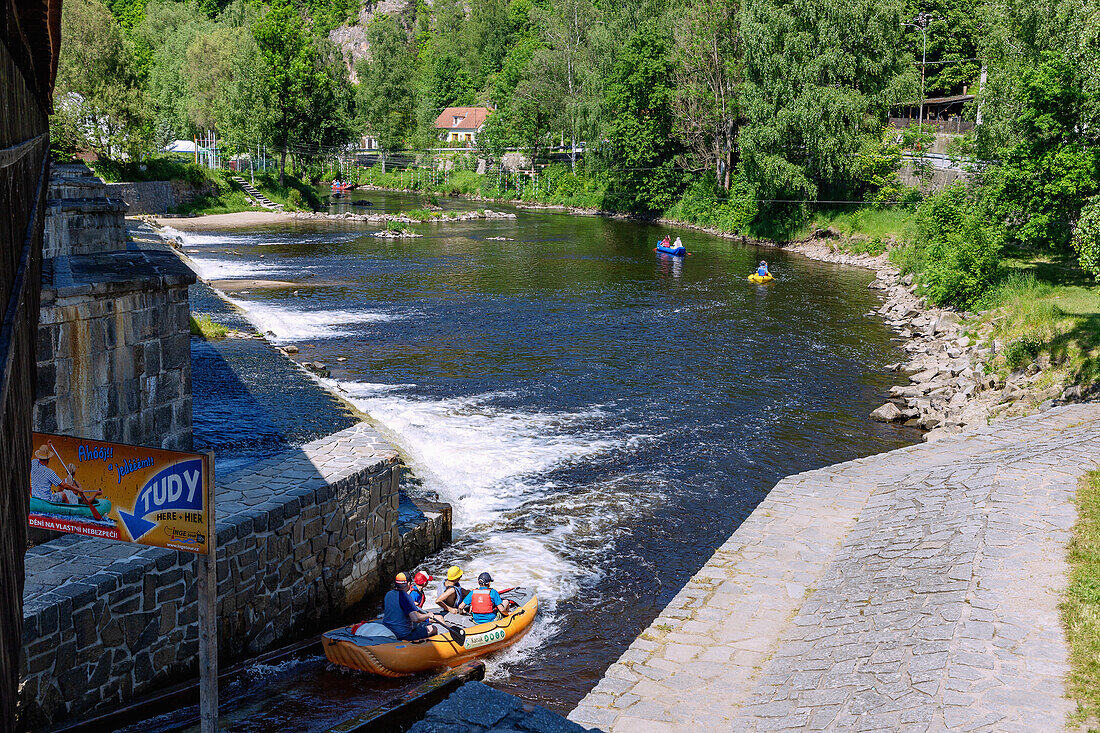 Moldaustufe mit Bootsrutsche und überdachter Fußgängerbrücke in Plešivec bei Český Krumlov, Südböhmen, Tschechien
