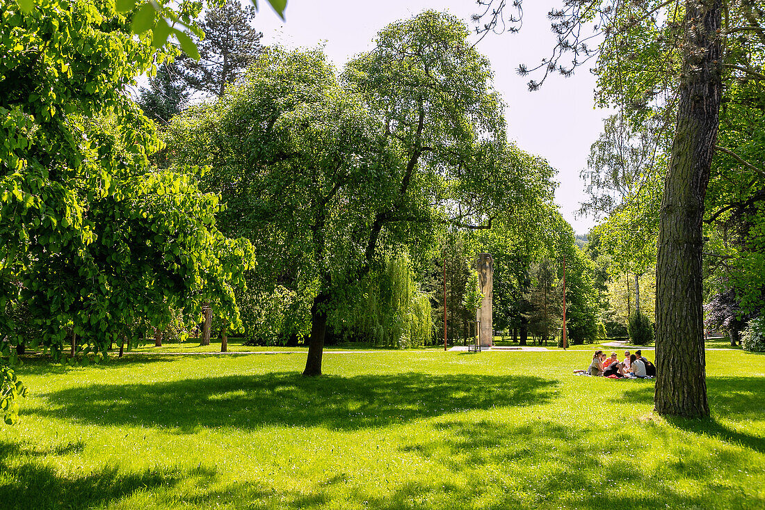 Stadtpark mit Denkmal für Gefallene im 1. Weltkrieg, Český Krumlov, Südböhmen, Tschechien