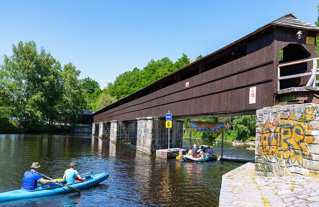 Moldaustufe mit Bootsrutsche und überdachter Fußgängerbrücke in Plešivec bei Český Krumlov, Südböhmen, Tschechien