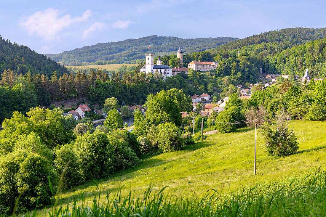 Blick auf Rožmberk nad Vltavou mit Burg Rožmberk, Südböhmen, Tschechien