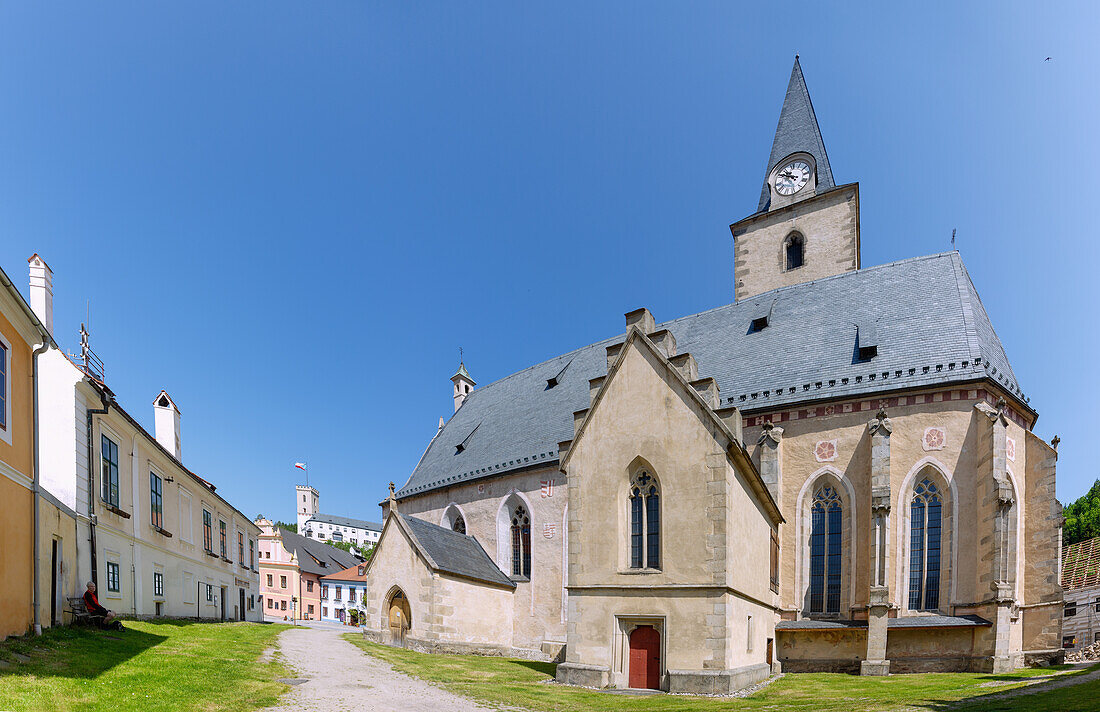 Kirche St. Nikolaus und Blick auf Untere Burg, Rožmberk nad Vltavou, Südböhmen, Tschechien