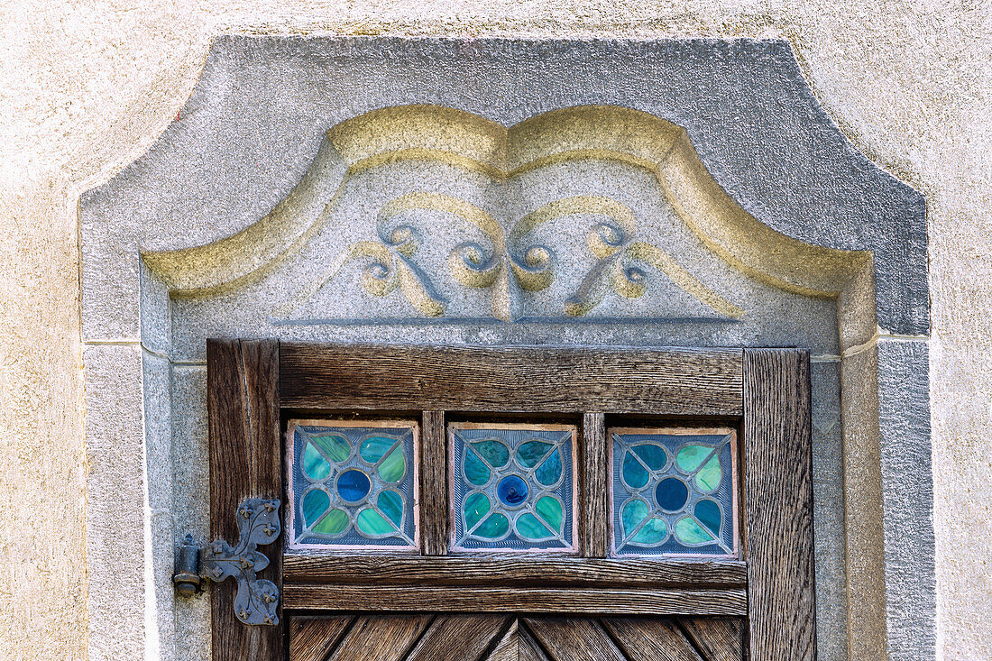 Seitenportal der Kirche Mariä Himmelfahrt mit Glasbausteinen im Jugendstil, Rožmitál na Šumavě, Südböhmen, Tschechien