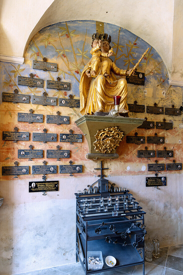 Gedenkkapelle für Gefallene des Ersten Weltkriegs mit Madonna Patrona, in der Kirche Mariä Himmelfahrt, Rožmitál na Šumavě, Südböhmen, Tschechien