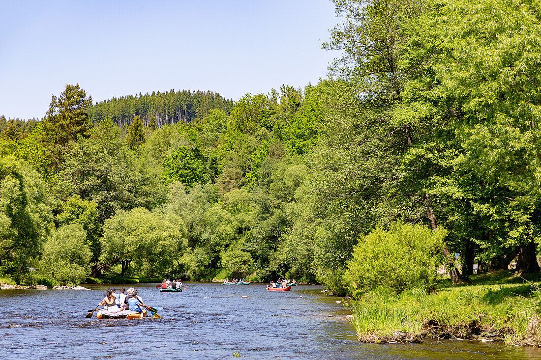 Boote, Kanus und Kajaks auf der Moldau bei Rožmitál na Šumavě, Südböhmen, Tschechien