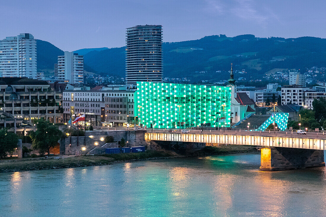 Linz-Urfahr, Donau, Nibelungenbrücke und Ars Electronica Center mit abendlicher Beleuchtung in Linz in Oberösterreich in Österreich