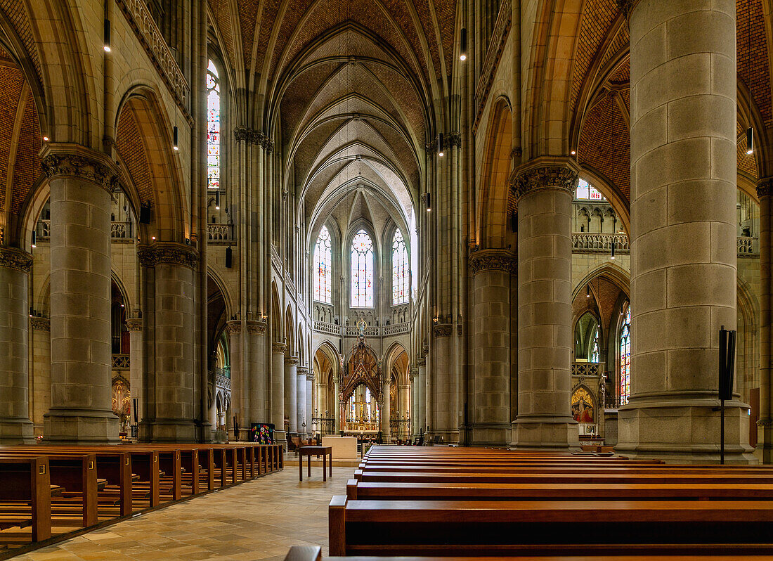 Innenraum des Mariä-Empfängnis-Dom in Linz in Oberösterreich in Österreich