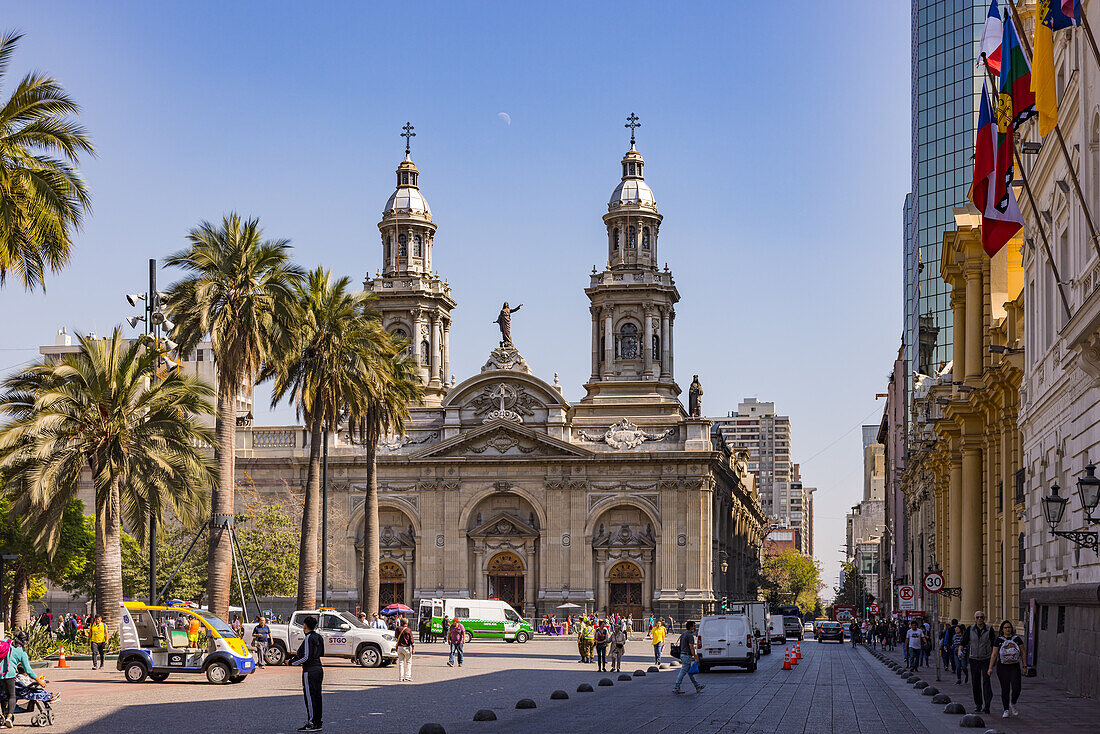 Die Catedral Metropolitana de Santiago am Plaza de Armas im Herzen der chilenischen Hauptstadt Santiago de Chile, Südamerika