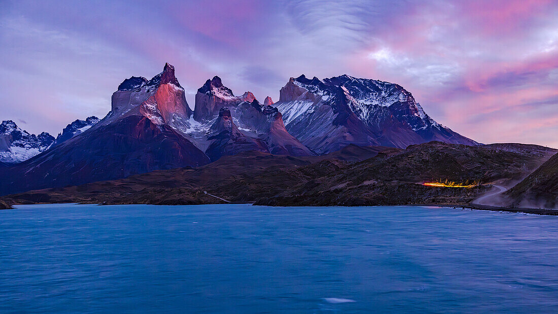 Langzeitaufnahme der markanten Bergformation Los Cuernos hinter dem Lago Pehoe in der Morgendämmerung, Torres del Paine Nationalpark, Chile, Patagonien, Südamerika