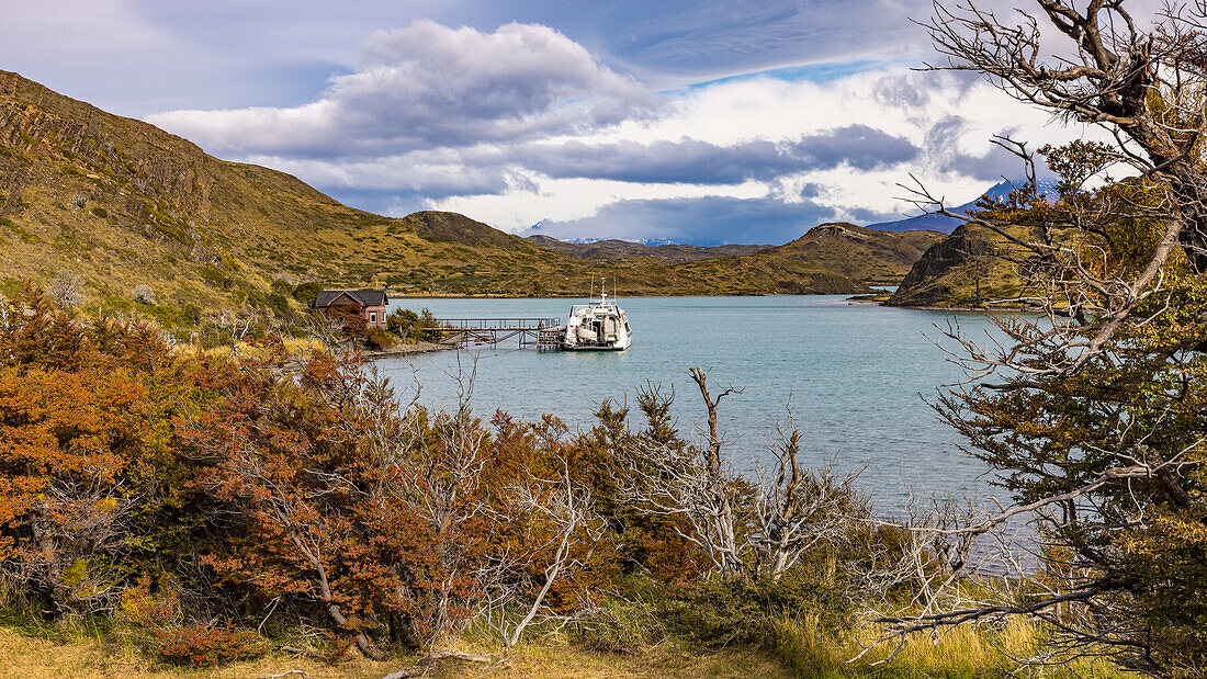 Ein Ausflugsboot liegt am Pier vom kleinen Jachthafen in der nördlichen Bucht vom Lago Pehoe, Torres del Paine Nationalpark, Chile, Patagonien, Südamerika