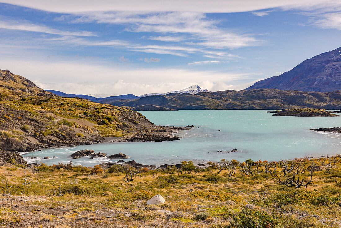 Ausblick auf den Lago Nordernskjold und die Berge oberhalb des Salto Grade im Torres del Paine Nationalpark, Chile, Patagonien