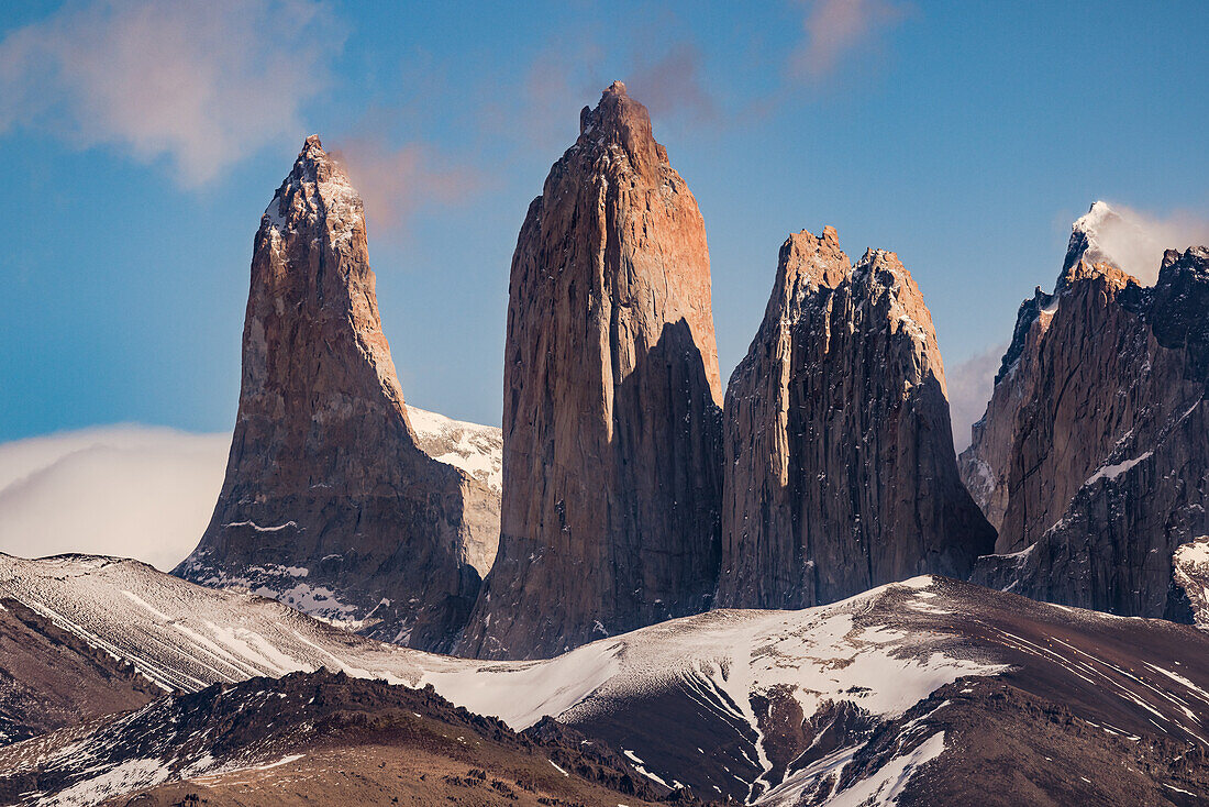 Nahaufnahme der nadelartigen Granitberge am Torres del Paine Bergmassiv im gleichnamigen Torres del Paine Nationalpark, Chile