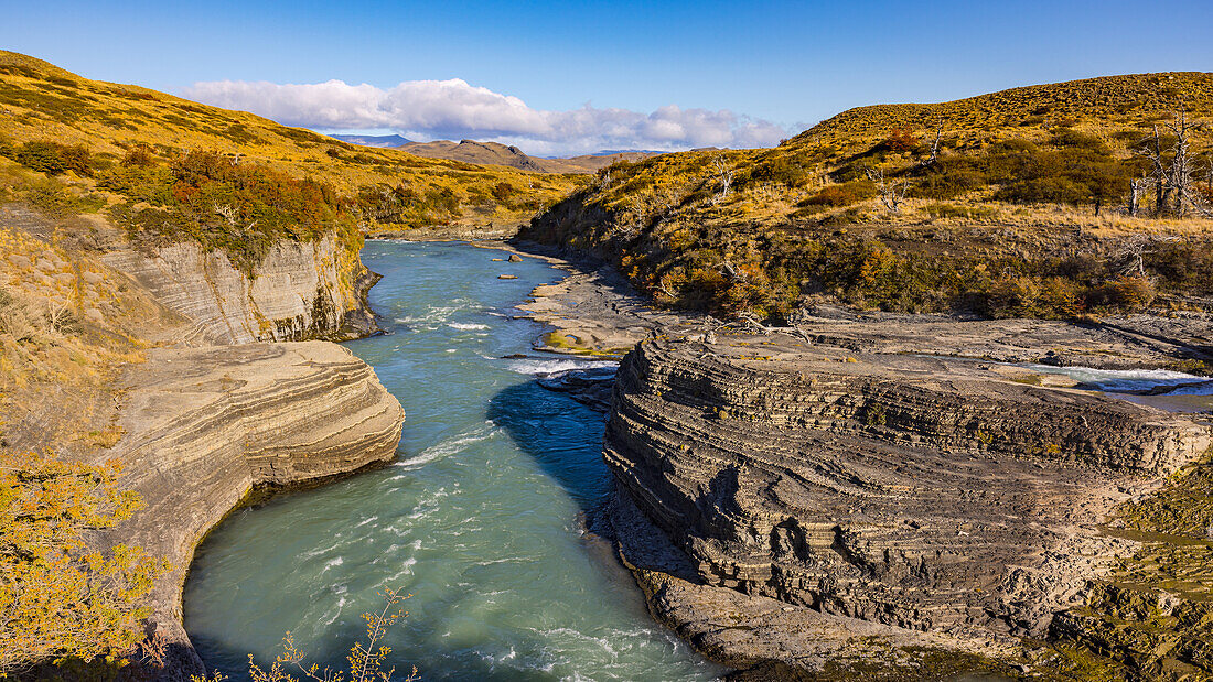 Der Canyon am Wasserfall Cascada Rio Paine im Noren vom Nationalpark Torres del Paine im Herbst, Chile, Patagonien, Südamerika