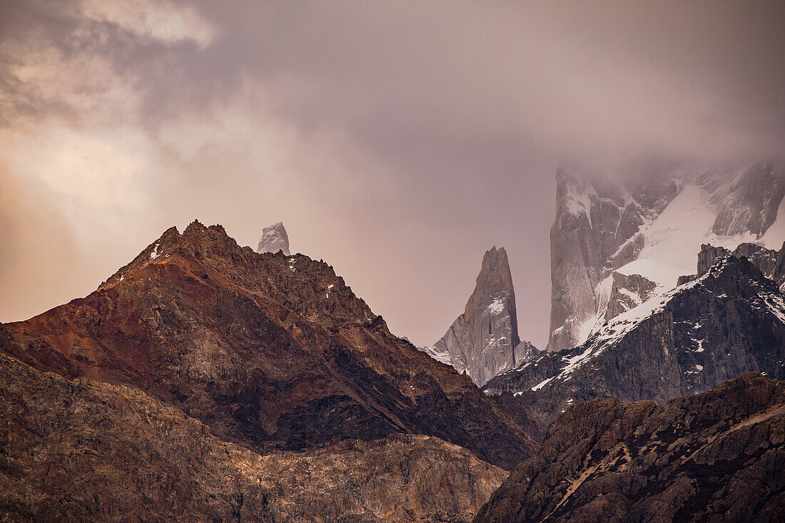 Dramatische Wolkenstimmung über den Gipfeln im Nationalpark Los Glaciares, Argentinien, Patagonien, Südamerika