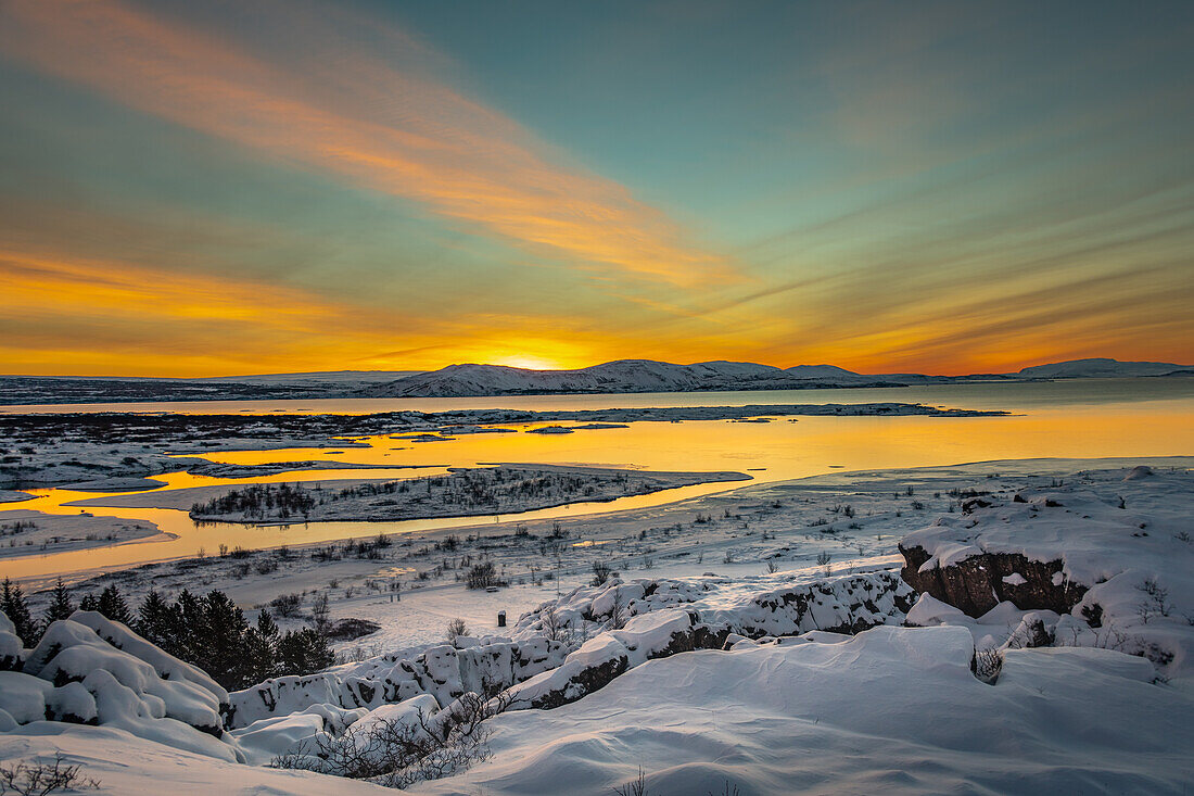 Blick auf den See Pingvallavatn bei Sonnenaufgang im Winter, Nationalpark Pingvellir, Island