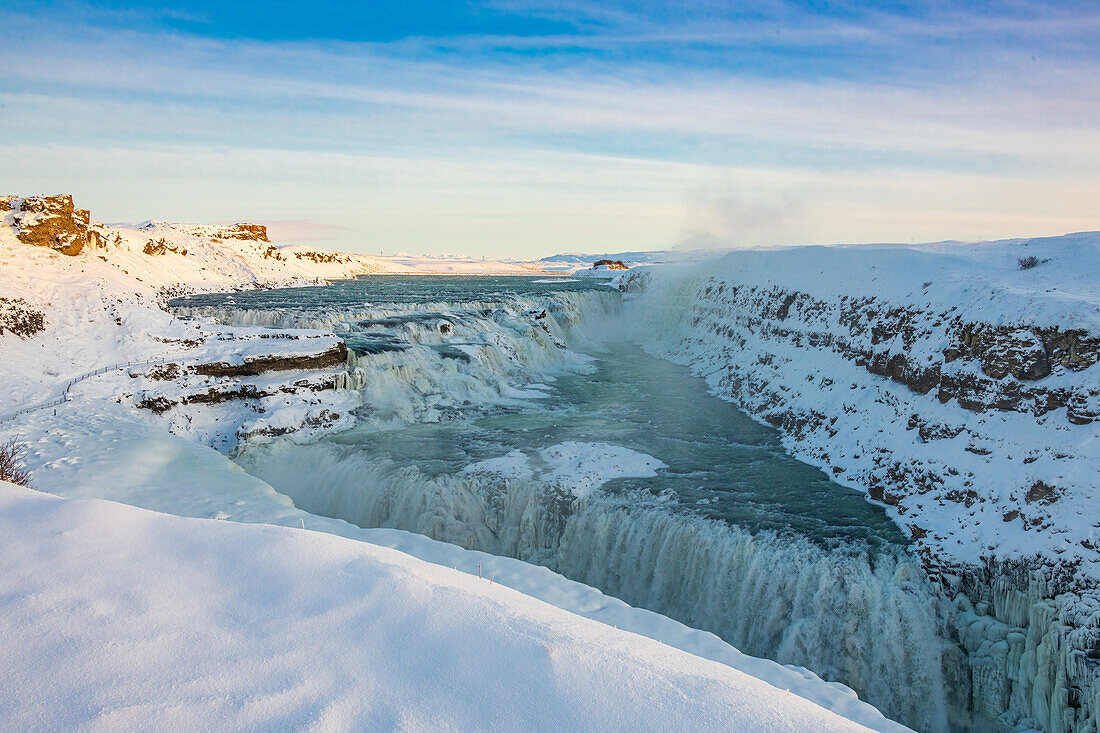 Blick auf Gefrorenen Wasserfall Gullfoss Waterfall, Haukadalur im Süden der Insel, Island