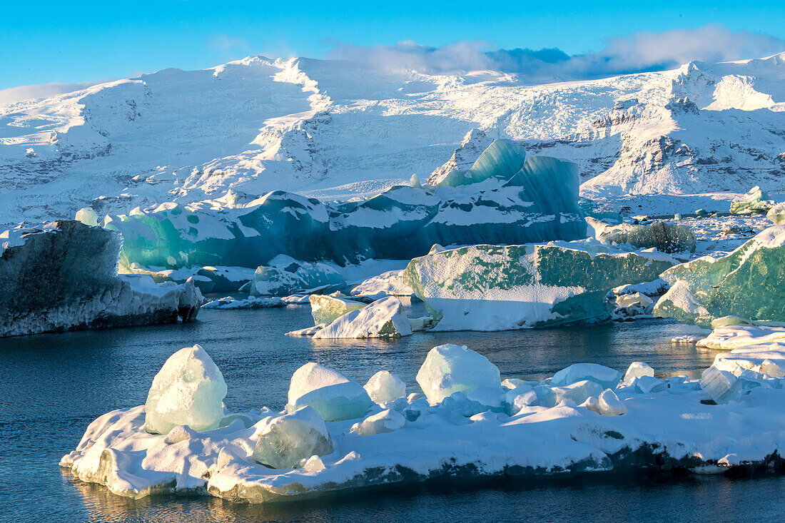 Abgebrochene Eisstücke vom Vatnajökull Gletscher im Gletschersee Jökulsárlón, Vatnajökull Nationalpark, Island
