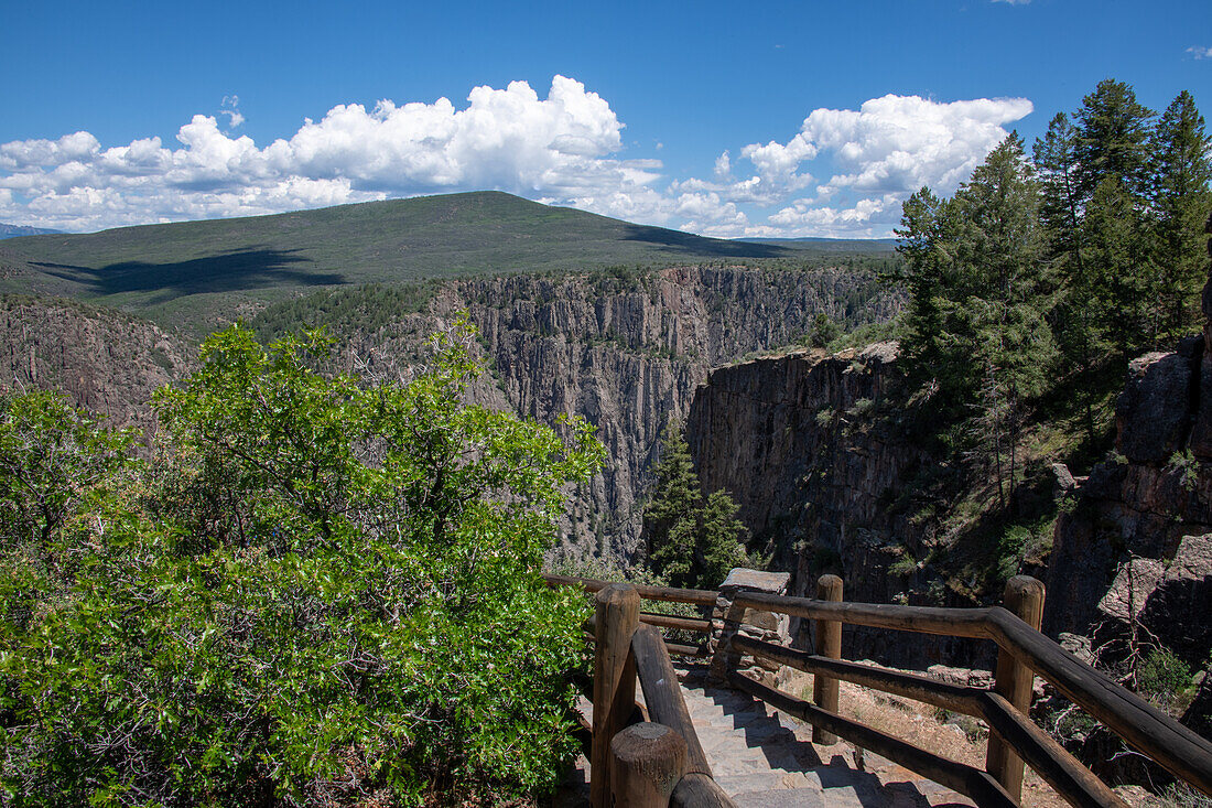 Ausblick auf steile Wände und schwarze Felsen im Black Canyon, Gunnison-Nationalpark, Colorado, USA