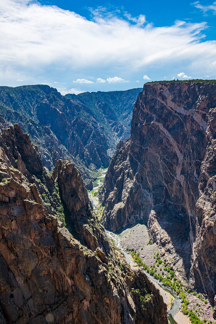 Blick zu den steilen Wänden und schwarzen Felsen im Black Canyon, Gunnison-Nationalpark, Colorado, USA