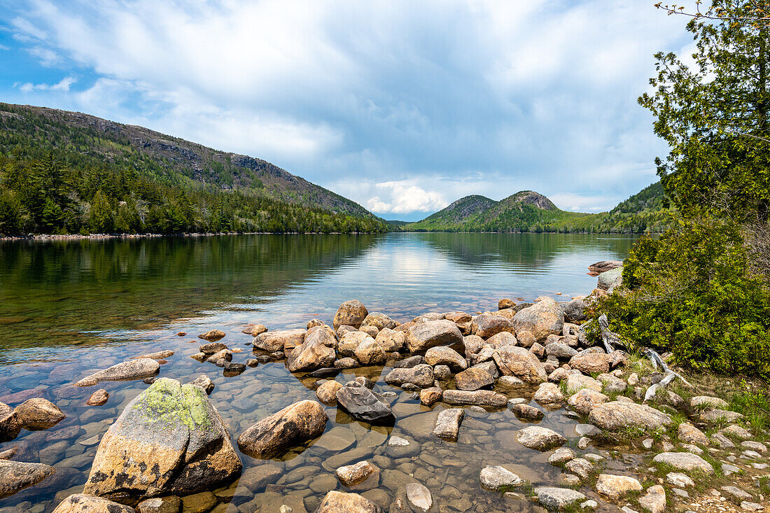 Blick auf den See 'Jordan Pond' in Richtung der Bubbles, Acadia National Park, Maine, USA