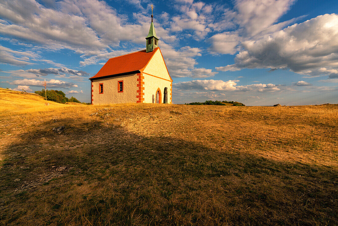 Die  Walburgis-Kapelle auf dem Tafelberg Ehrenbürg oder das „Walberla“,Naturpark Fränkische Schweiz, Landkreis Forchheim, Oberfranken, Franken, Bayern, Deutschland\n