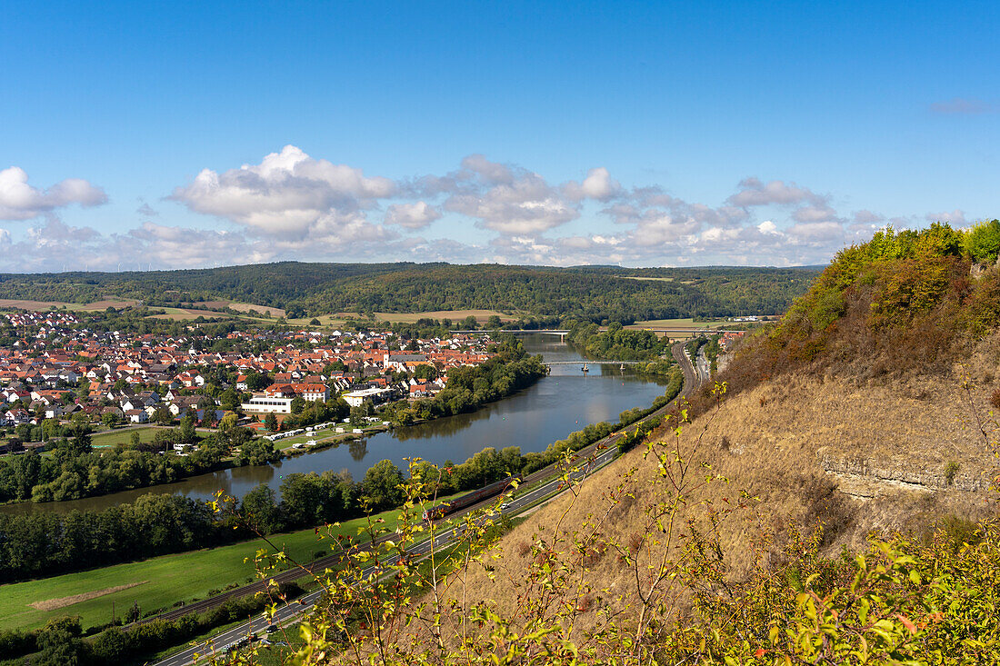 Blick von den Weinbergen am Benediktusberg bei Retzbach auf Zellingen und das Maintal, Landkreis Main-Spessart, Unterfranken, Bayern, Deutschland\n