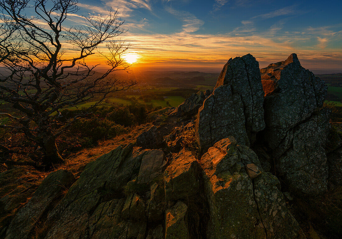 Sonnenuntergang am Pferdskopf im Biosphärenreservat Rhön im Herbst, Hessen, Deutschland