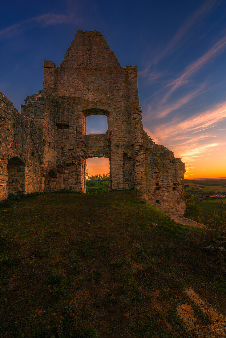 Abendstimmung an der Burgruine Homburg und dem Naturschutzgebiet Ruine Homburg, Unterfranken, Franken, Bayern, Deutschland\n