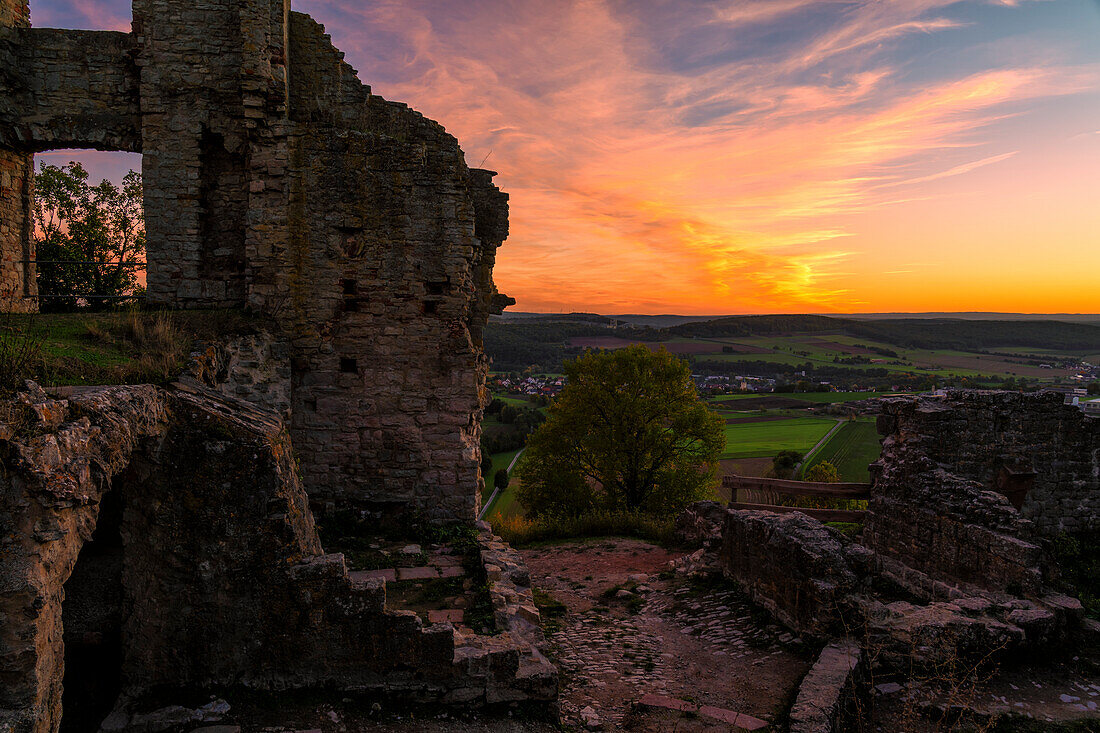 Abendstimmung an der Burgruine Homburg und dem Naturschutzgebiet Ruine Homburg, Unterfranken, Franken, Bayern, Deutschland\n