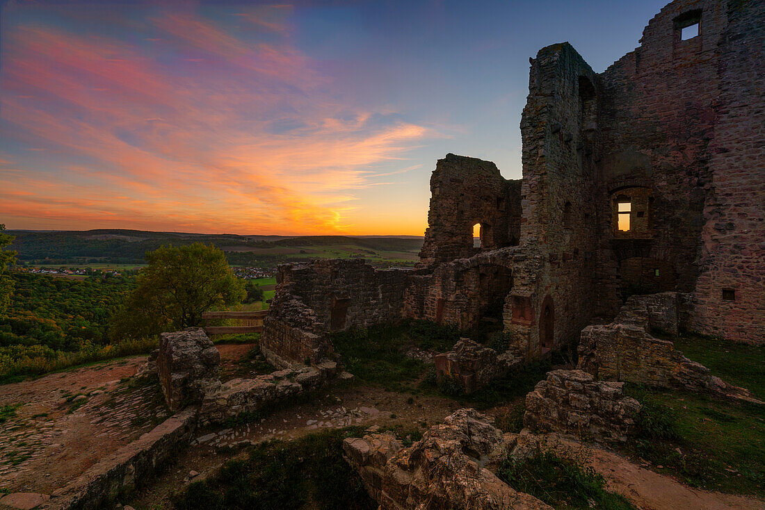 Abendstimmung an der Burgruine Homburg und dem Naturschutzgebiet Ruine Homburg, Unterfranken, Franken, Bayern, Deutschland\n