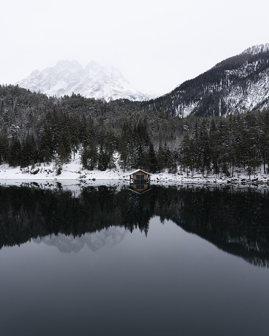 Bootshütte spiegelt sich im Mittersee, Biberwier, Tirol, Österreich