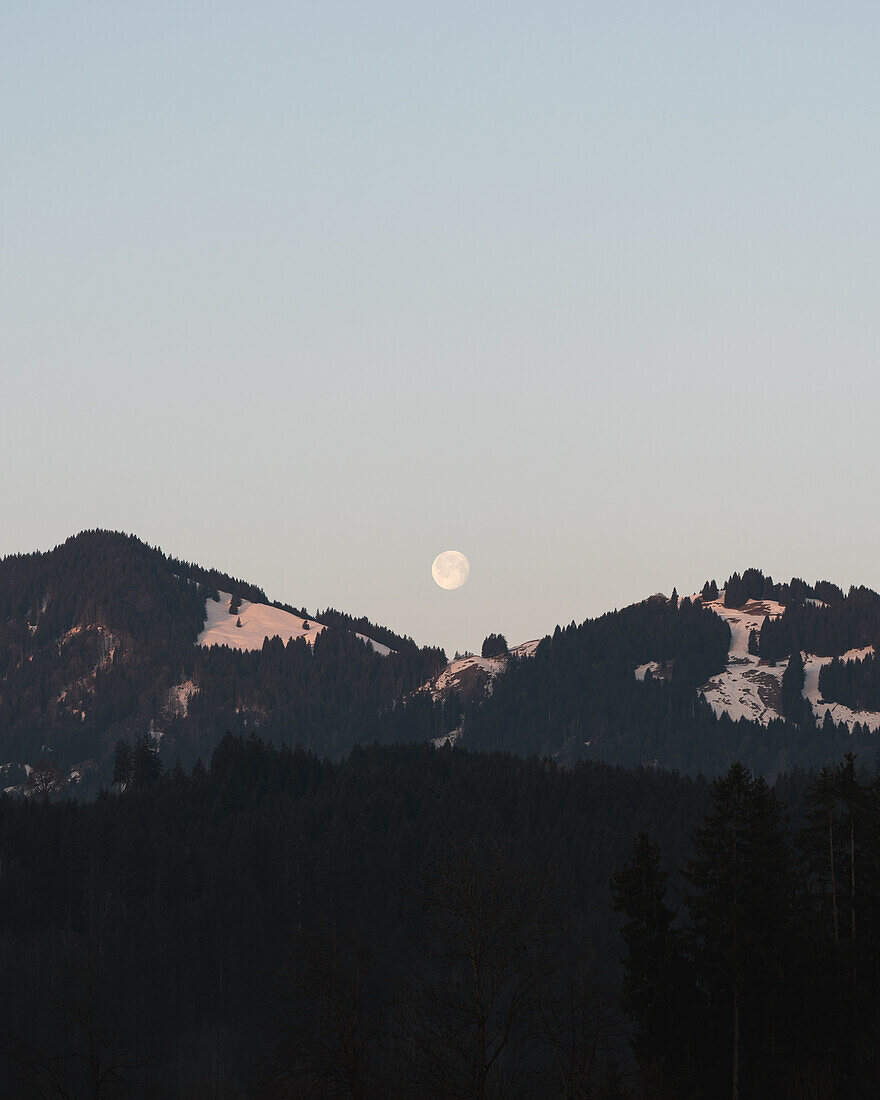 Mond über der Hörnergruppe, Fischen im Allgäu, Bayern, Deutschland
