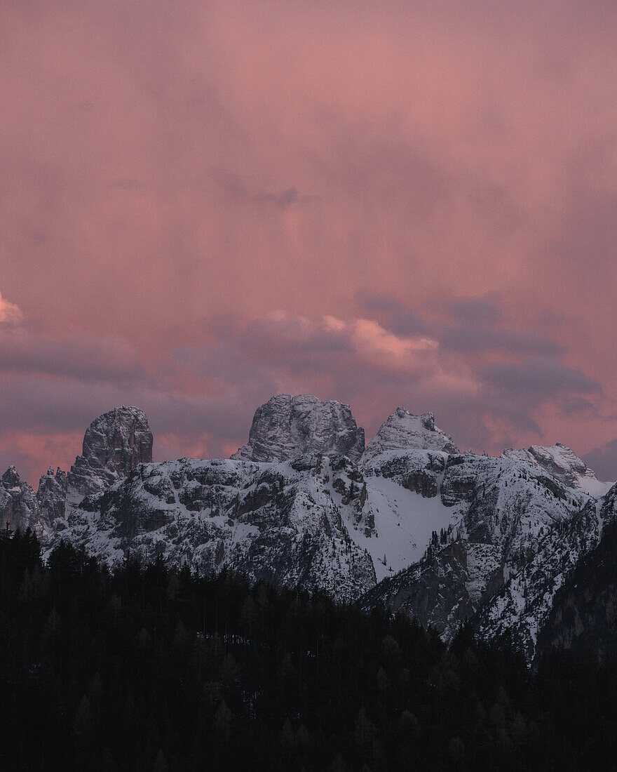 Leuchtender Himmel in den Dolomiten, Toblach, Südtirol