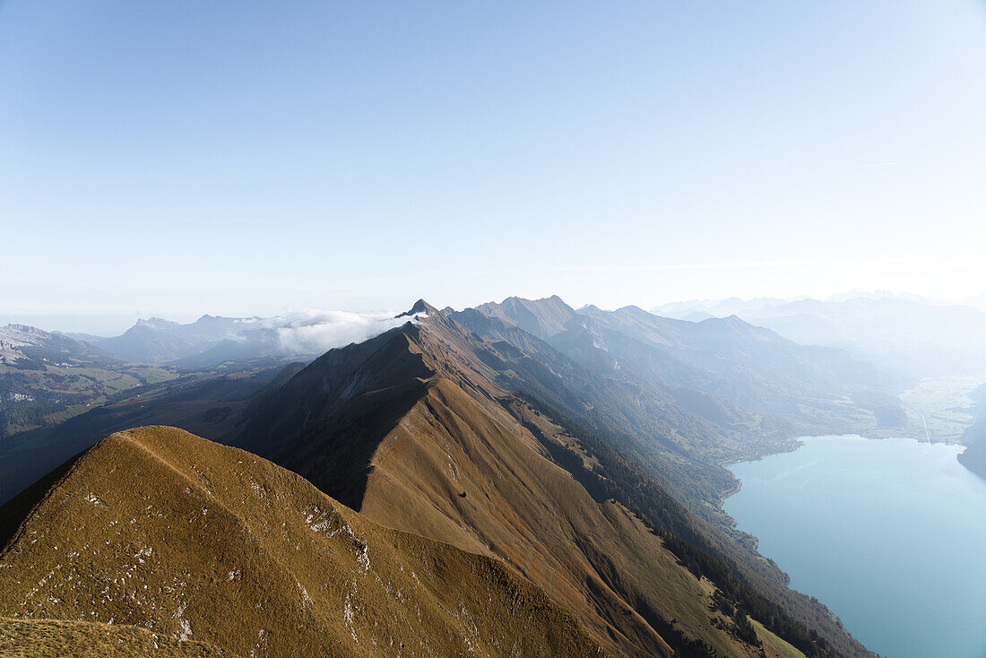 Blick über den Brienzergrat auf Brienzersee, Habkern, Berner Oberland, Schweiz