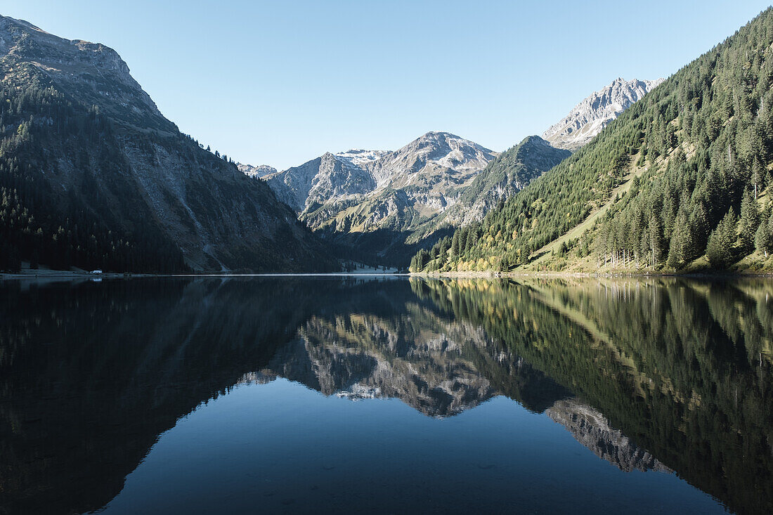 Spiegelung im Vilsalpsee, Tannheim, Tirol, Österreich
