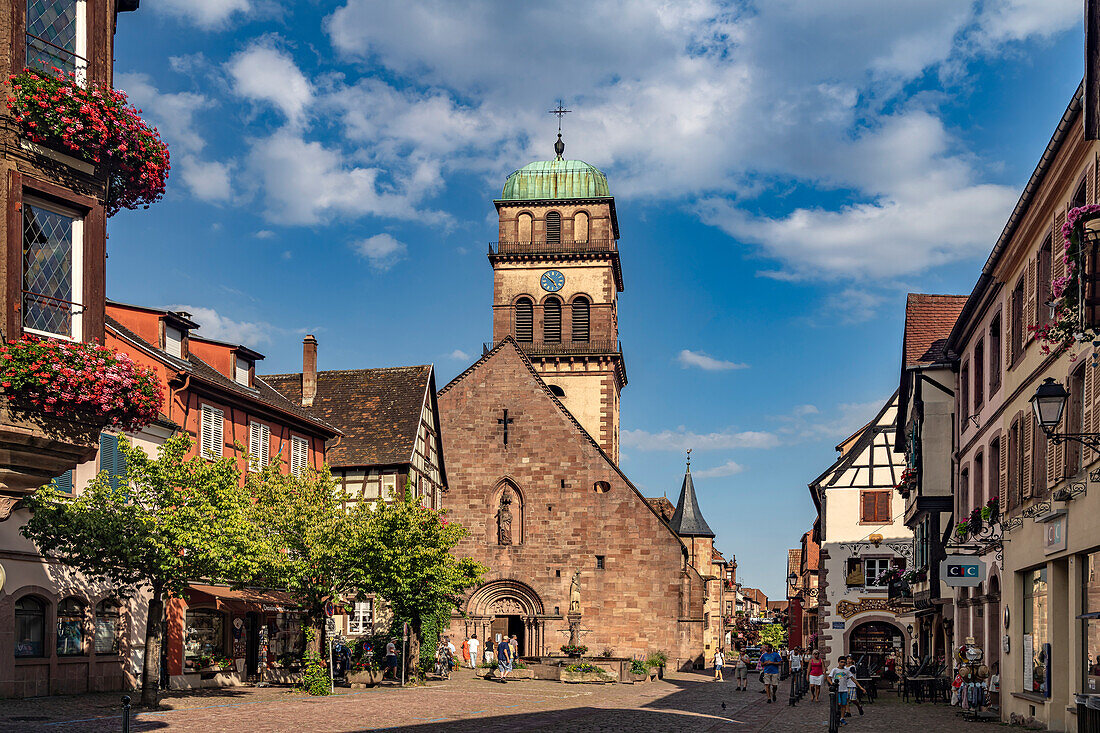 Die Kirche Sainte-Croix in Kaysersberg, Elsass, Frankreich  