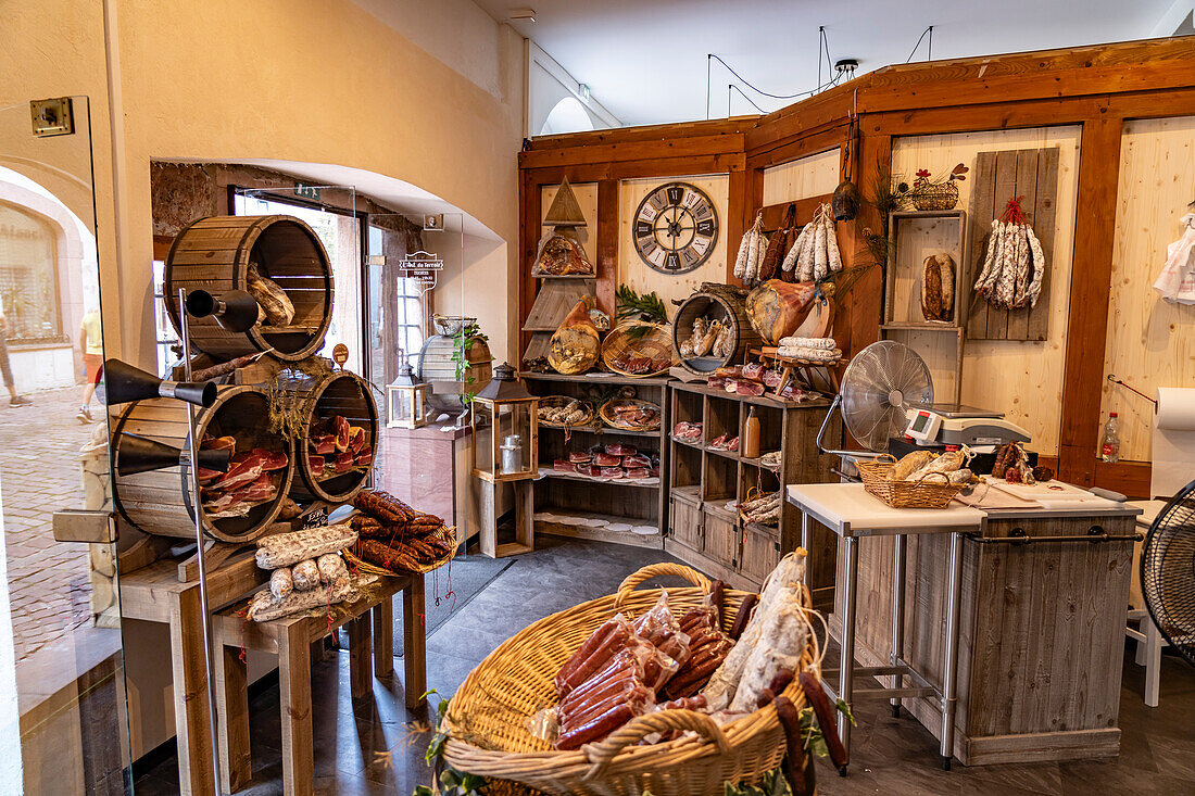 Geschäft mit Fleisch und Wurst in Kaysersberg, Elsass, Frankreich 