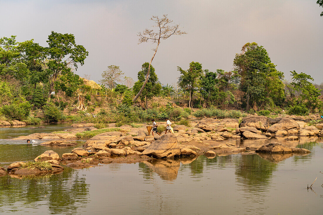 Der Fluss Tad Lo beim Dorf Ban Baktheung im Bolaven Plateau, Laos, Asien