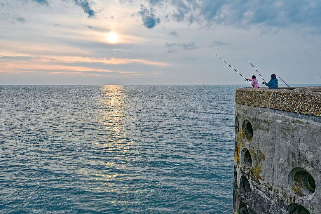 Frankreich, Normandie, Angler am Hafen in Dieppe