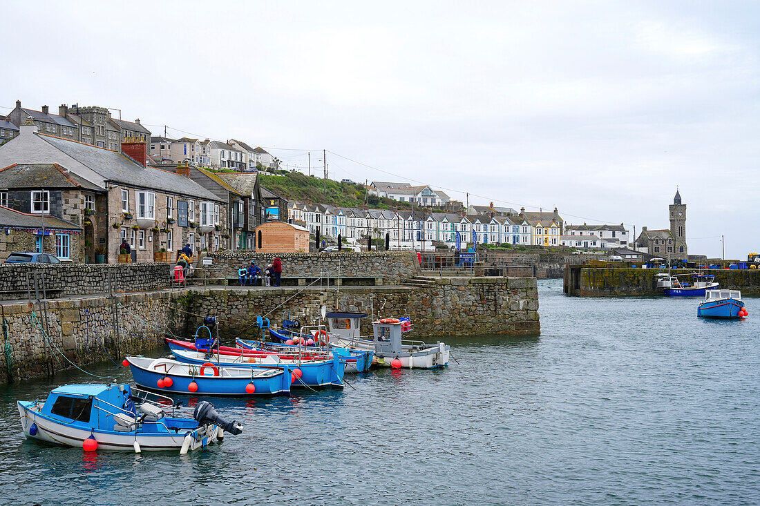 Großbritannien, England, Cornwall, Südküste, Lizard Halbinsel, Boote im Hafen von Porthleven