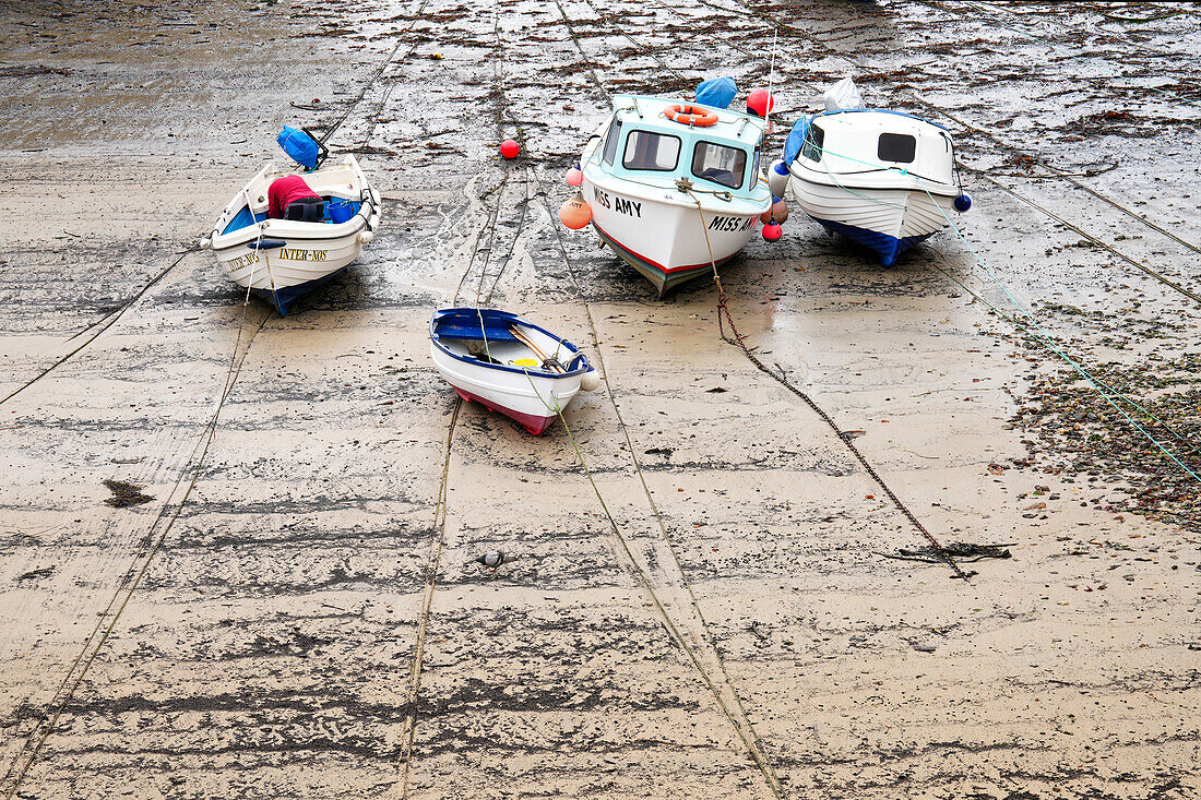 Großbritannien, England, Cornwall, Südküste, Boote bei Ebbe im Hafen von Mousehole