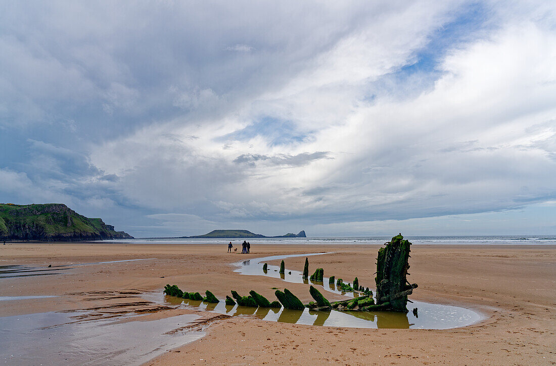 Großbritannien, Wales, Halbinsel Gower Peninsula, Rhossily Beach, Schiffswrack Helvetia aus dem 19.Jhd.