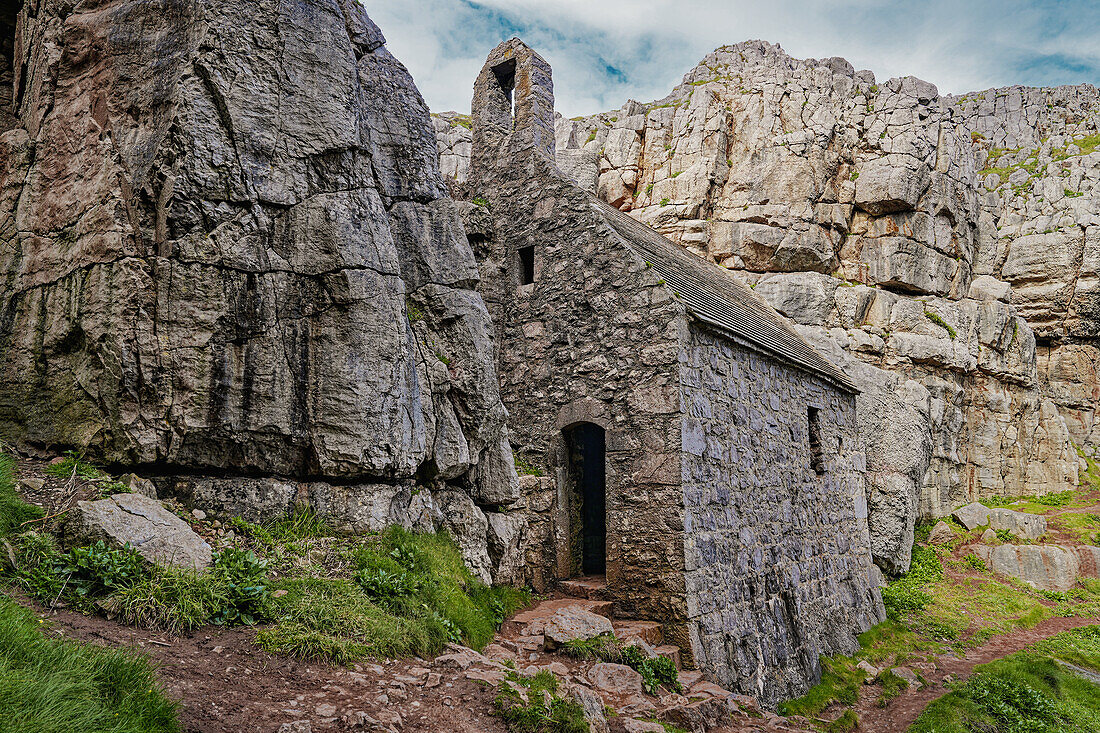Großbritannien, Wales, Pembrokeshire, St. Govan’s Head, historische Kapelle St.Govan's Chapel